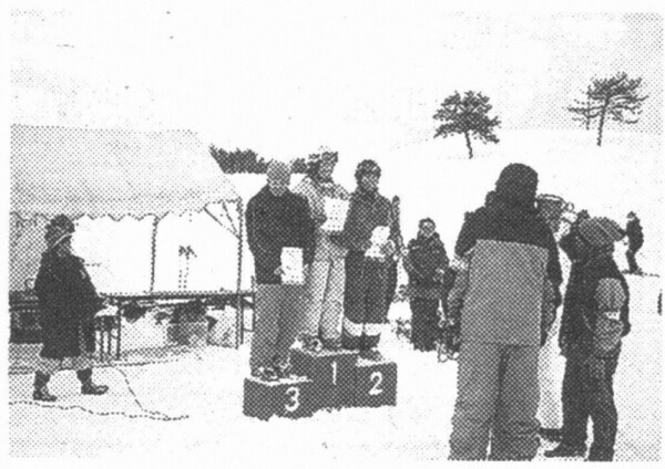 2005年2月6日の「京都府モーグル競技会」で第2位。表彰台にのぼり報道陣に囲まれる