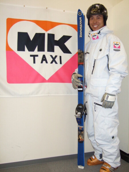 MKのロゴが刺繍されたスキーウェアが完成。ヨーロッパカップへ向けて、表情にも気合が入る