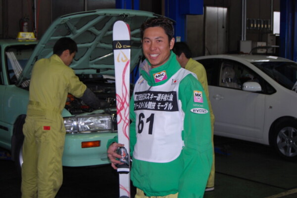自動車整備士とスキーを両立している鈴木亮職員