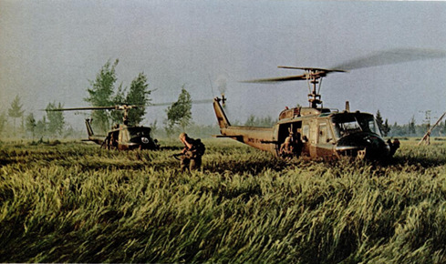 ソンミ村を襲撃するアメリカ軍（出典：『LIFE』1969年12月５日号）