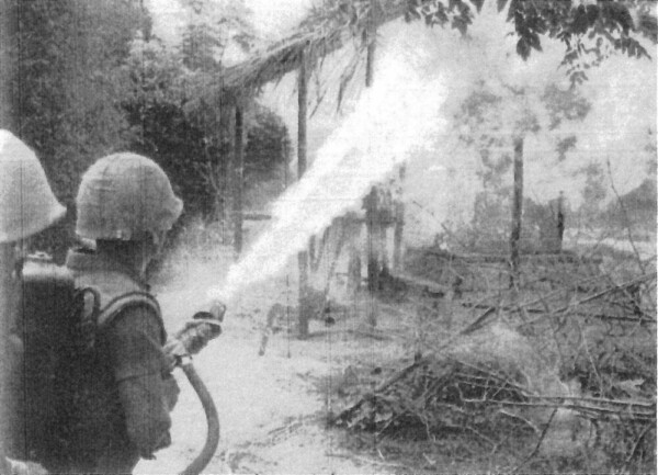 海兵隊員がベトナム人の「小屋（フーチ）」に火をかける。（出典：ニック・タース著『動くものはすべて殺せ　アメリカ兵はベトナムで何をしたか』）