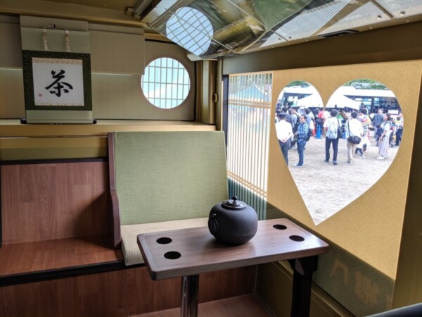 「お茶の京都」を走るバスには、茶室をモチーフにした座席も