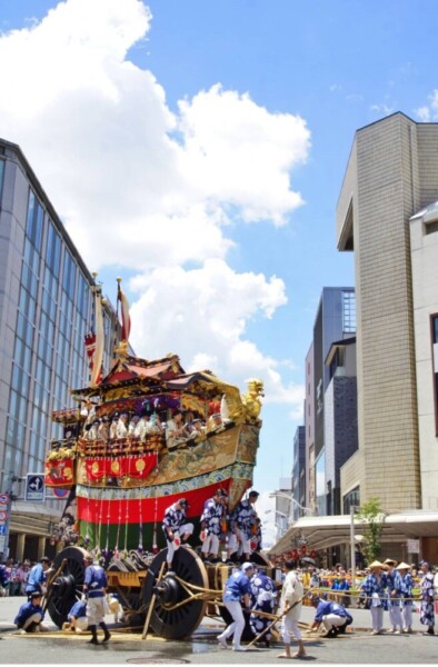 山鉾巡行の最後尾をつとめる船鉾　2023年7月17日　撮影：MKタクシー
