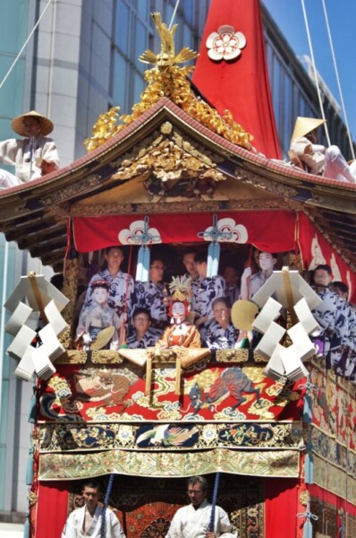 山鉾巡行の先頭をつとめる長刀鉾　2023年7月17日　撮影：MKタクシー