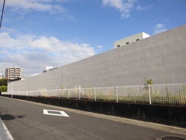 京都刑務所の高い塀　撮影：MKタクシー