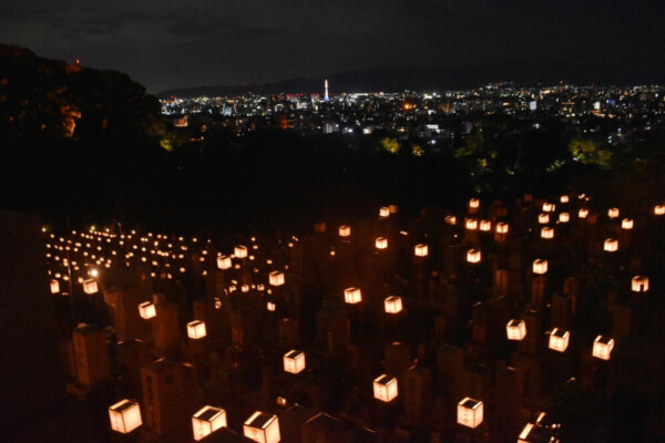 東大谷墓地から京都タワー遠望　2018年8月15日　撮影：MKタクシー