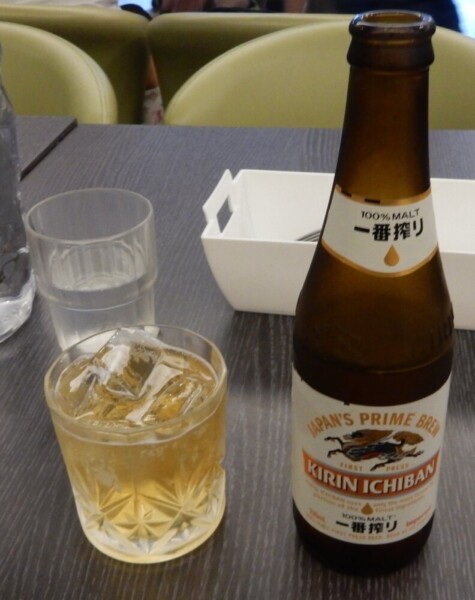 氷入りグラスで台湾流の「冷たいビール」