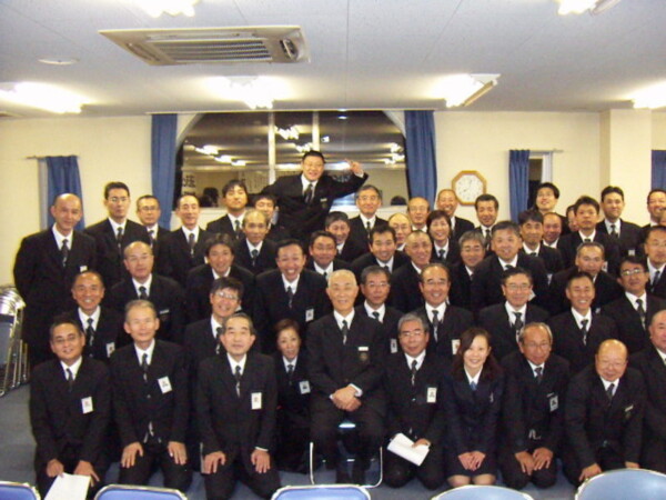 西五条営業所の同僚たちと（前列中央、イスに座っているのが石田社員）　MK新聞2009年1月16日号より