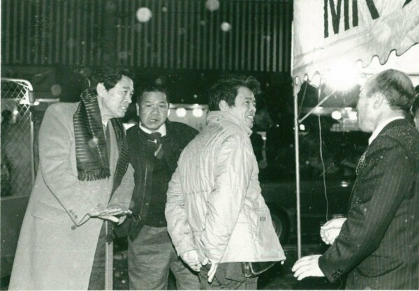 年末のMK専用のりばで創業者・青木定雄（写真左から１人目）が従業員と話す場面。品田指導員も当時第一線でこの現場にいた