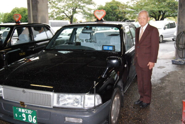 タクシー車両の前で　MK新聞2009年10月16日号より
