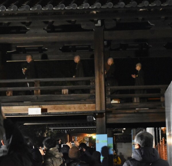 22:16　知恩院・阿弥陀堂前の渡り廊下を進む僧侶　撮影：MKタクシー
