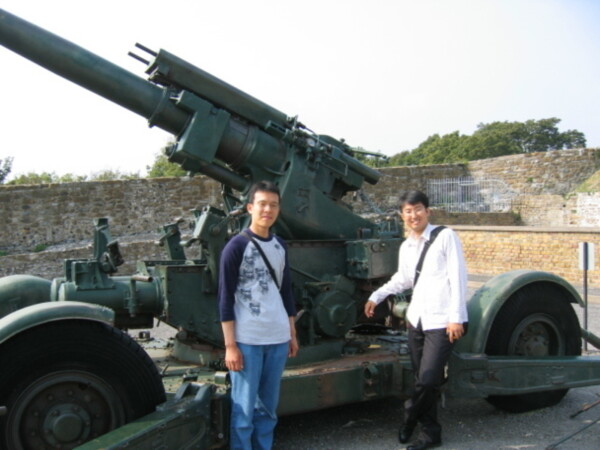 砲台の前で柴田社員と　MK新聞2006年10月1日号より（右が北野社員）