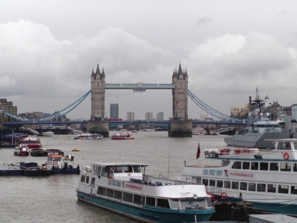ロンドン橋からテムズ川を眺めて