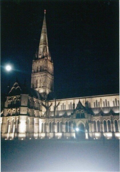 ソールズベリー大聖堂と月
