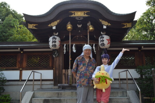 荒俣宏館長と京都国際マンガミュージアム公式キャラクターの烏丸ミユのコスプレイヤーさんと