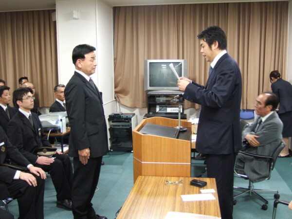 とっておき京都の出版により、社長より表彰を受ける中村壽男社員（2007年）