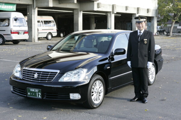 ハイヤー車両と中村壽男社員（2005年）