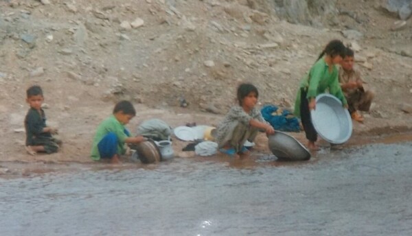 家に水道がないので、川に水くみや洗濯をしにきた子どもたち