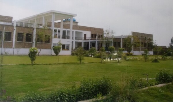 パキスタン ペシャワールPMS基地病院。1998年建設。ここで医療技術を向上させ、パキスタン・アフガニスタン両国の診療所へ職員を派遣。2009年、現地医療団体に譲渡