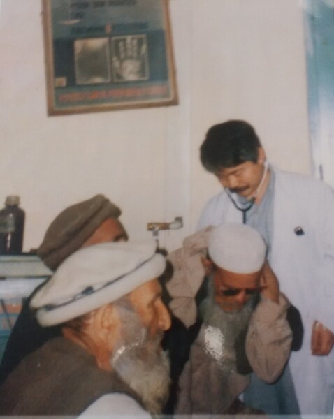診察中の中村哲医師。1984年パキスタン・ペシャワール病院ハンセン病棟から活動を始めた。当時医療器具は乏しかった