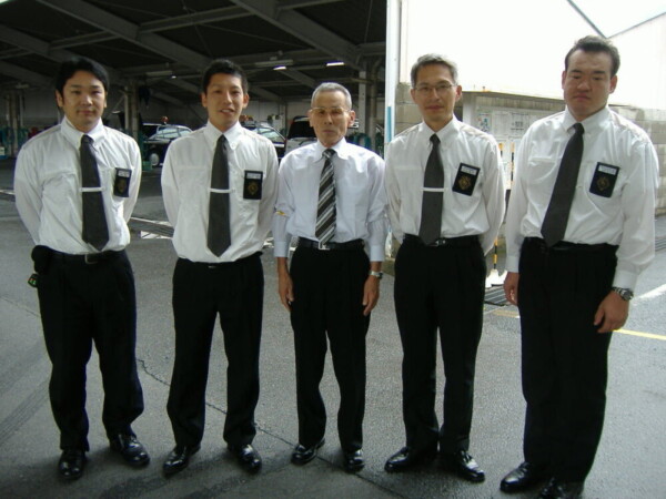 山科営業所の職員と　MK新聞2008年9月1日号より