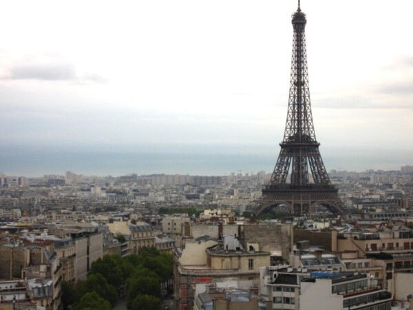 フランス・パリ市街とエッフェル塔。 高さなど、厳しい規制によって景観が保たれている