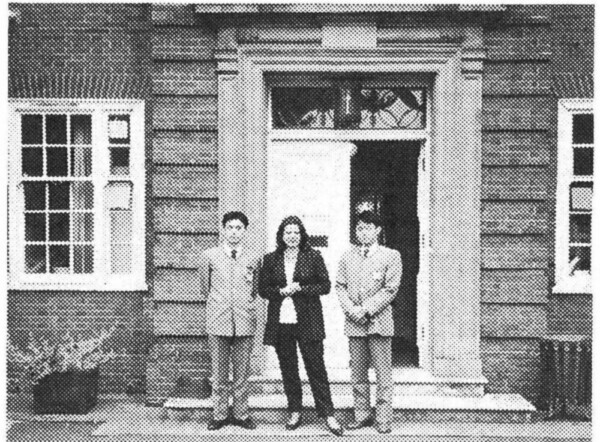 ベルスクールケンブリッジ校の正門前で先生とともに　ベルスクールケンブリッジ校の正門前で先生とともに