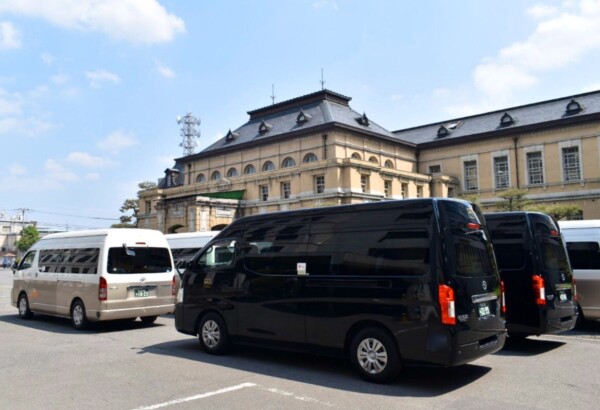 京都府庁に並ぶMK車両