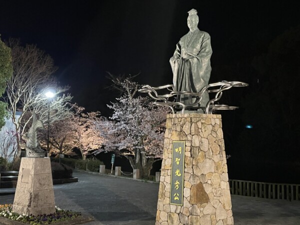 南郷公園に建つ明智光秀像と桜並木　2023年3月28日　MKタクシー撮影
