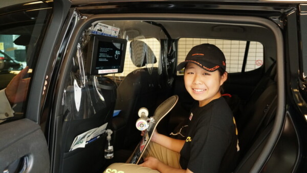MKタクシーで撮影中の岡本碧優選手（上二枚）