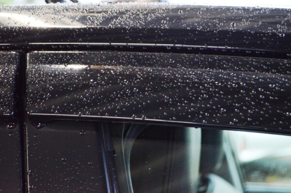 車をきれいにしワックスをかけると、雨粒も丸い状態ではじく。常にきれいな車両を提供するよう努めている。