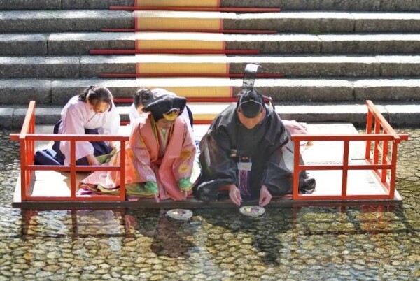 同じ御手洗池でひな祭りに行われる「流し雛」　2024年3月3日　撮影：MKタクシー