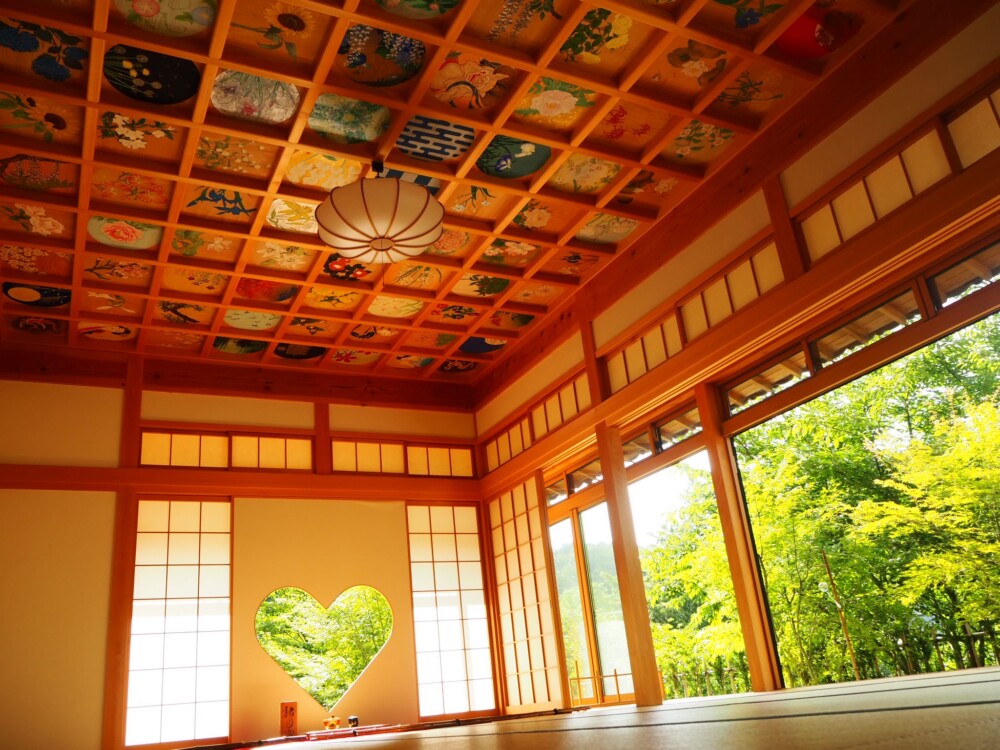 正寿院の天井画とハートの窓　2019年7月10日　撮影：MKタクシー