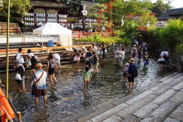 御手洗池に足を浸けて罪穢れを払う　2023年7月21日　撮影：MKタクシー