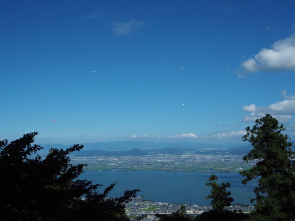 延暦寺会館から見た琵琶湖と近江富士（三上山）　2018年7月31日　撮影：MKタクシー
