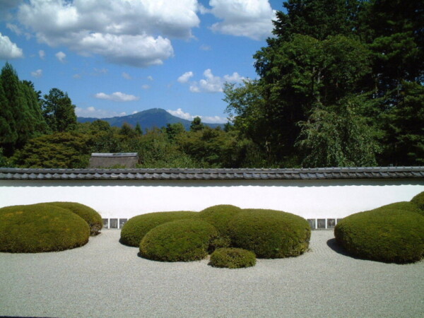 西賀茂断層の上に位置する正伝寺