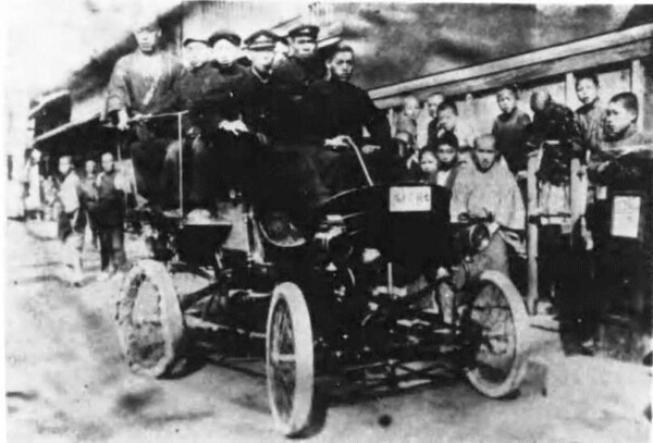 開業当日の光景とその使用車　出典：社団法人日本乗合自動車協会十年史