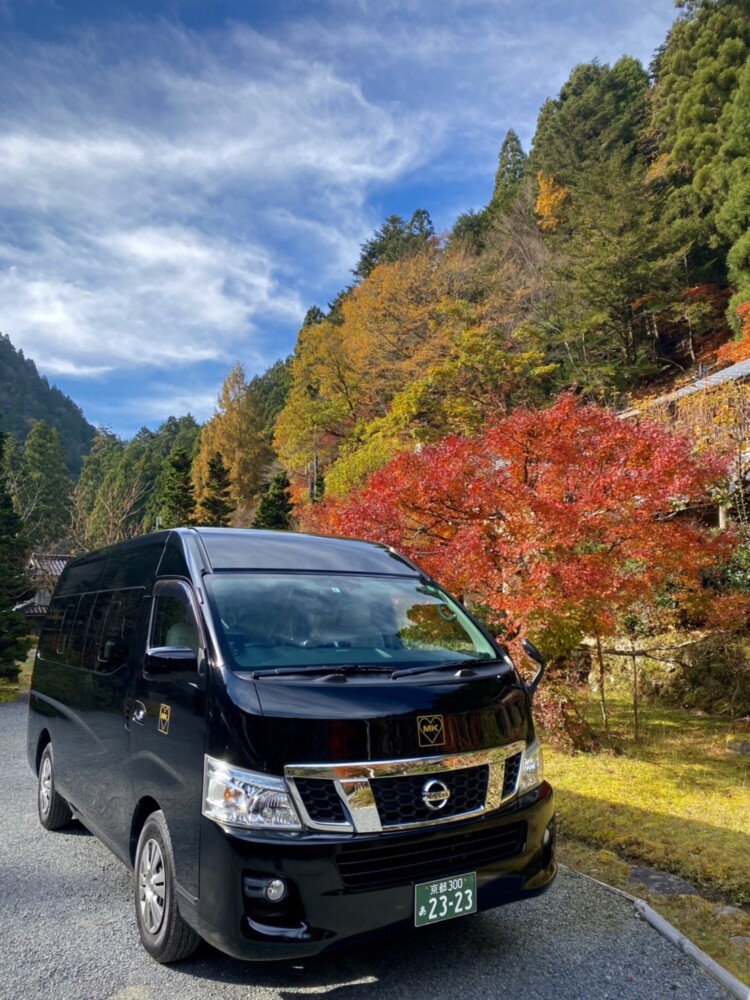 美山荘前の紅葉とジャンボタクシー　見頃　2021年11月19日　撮影：MKタクシー