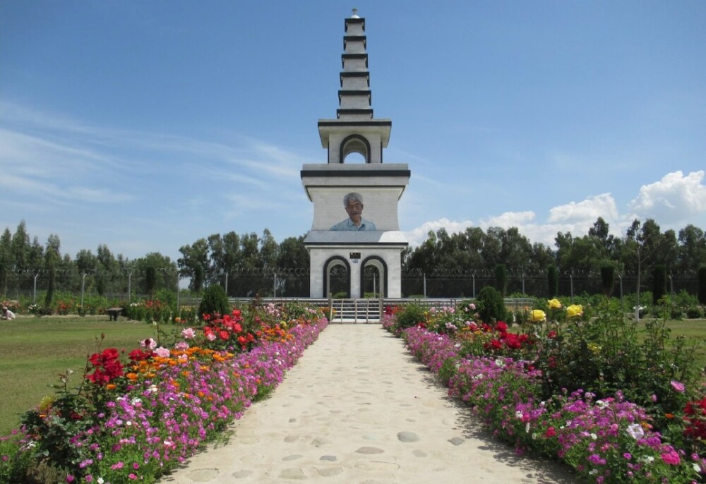 花盛りのガンベリ記念公園、ドクターサーブナカムラ記念塔。バラの花々が際立っている（2021年4月7日の現地報告）