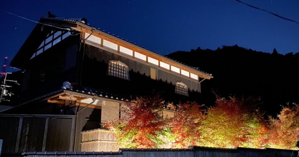 正寿院・客殿の外から見た紅葉ライトアップ 2021年11月17日 撮影:MKタクシー