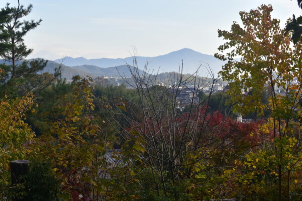 亀山公園からはるかかなたに見える比叡山　2018年11月17日　撮影：MKタクシー