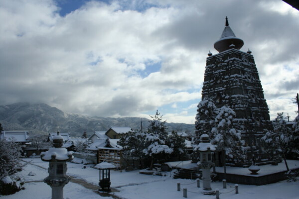妙満寺・雪の仏舎利大塔と比叡山遠望　写真提供：妙満寺