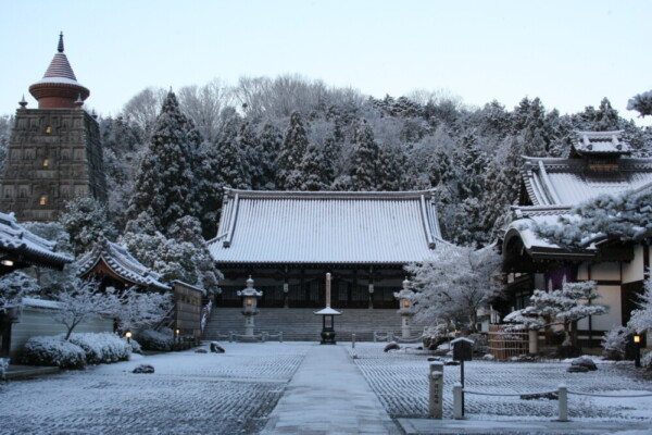妙満寺・雪が降り積もった境内　写真提供：妙満寺