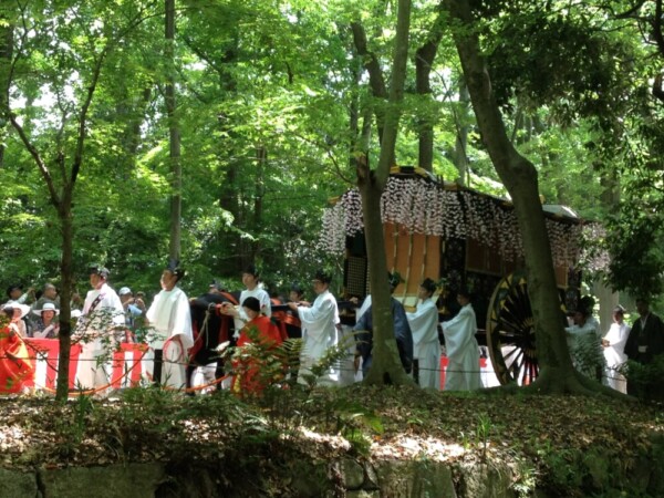 糺の森を進む葵祭の路頭の儀の行列　20103年5月15日　撮影：MKタクシー