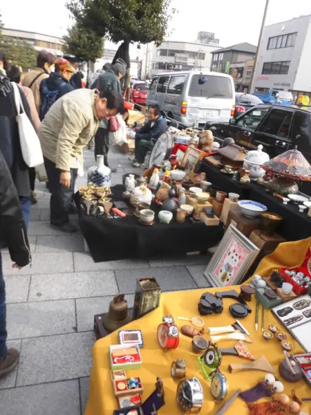 毎月21日は東寺 弘法市 骨董や食品など何でも売っている京都一の縁日 Mkメディア