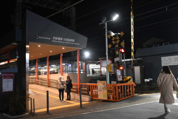 京阪伏見稲荷駅　6:13　標高28m　2020年1月1日　撮影：MKタクシー