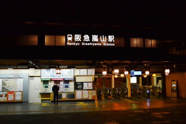 阪急嵐山駅　6:14　標高33m　2018年1月1日　撮影：MKタクシー