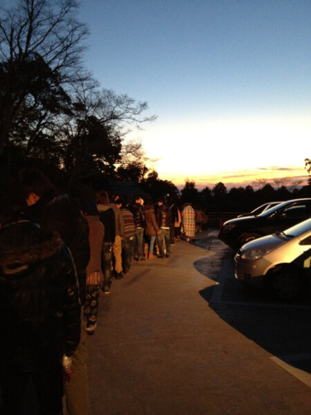 6:39　開門を待つ拝観者が並ぶ善峯寺駐車場　標高約290m　2013年1月1日　撮影：MKタクシー