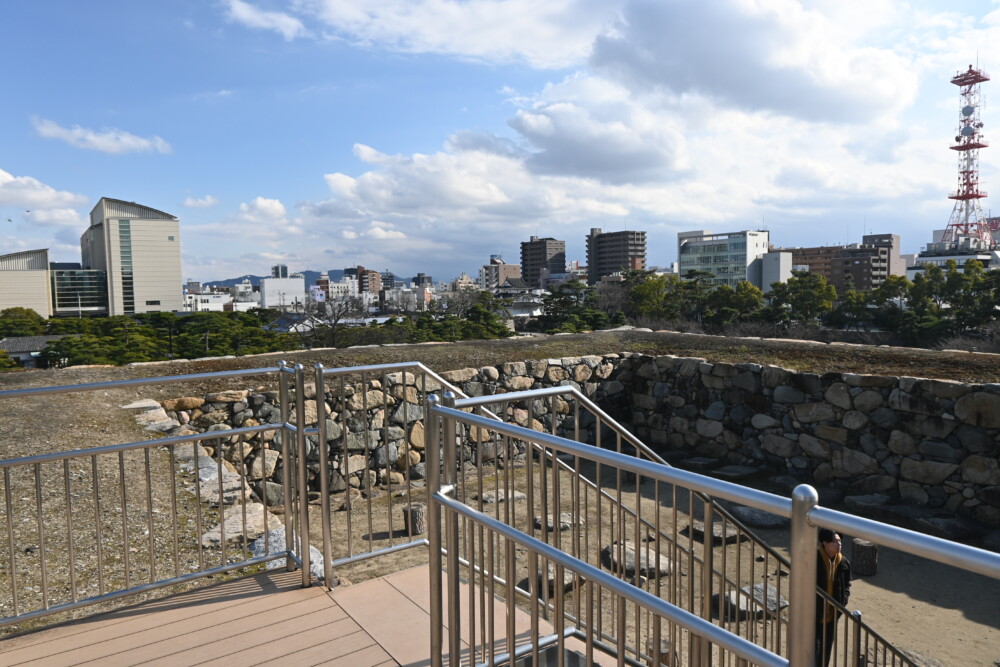 高松城の天守台から見た香川県立ミュージアム（左端）　2024年1月7日　撮影：MKタクシー