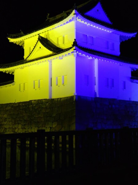 青と黄色にライトアップされた二条城の東南隅櫓　2022年3月4日　撮影：MKタクシー